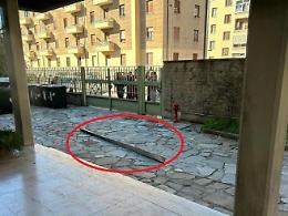 Paura al liceo: pezzo di lamiera si stacca dal tetto e cade giù