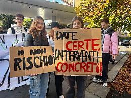 Cade una lamiera a scuola, studente salvo per miracolo: i compagni in strada