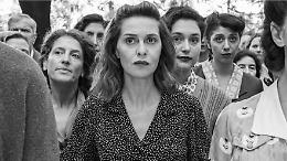 Paola Cortellesi arriva a Torino e i cinema vanno in tilt: tutti la vogliono