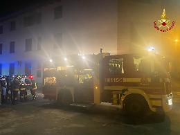Incendio nel condominio, 24 famiglie in fuga da fuoco e fumo