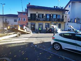 Colto da malore, si schianta contro un negozio