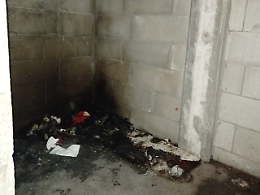 Incendio nei box dell‘orrore, a fuoco rifiuti e preservativi