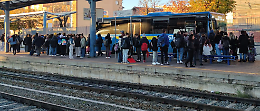 Treni soppressi e ritardi sulla Canavesana, i pendolari restano a piedi