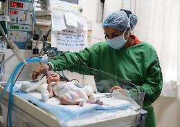 Il suo cuore sta cedendo, per salvare il neonato tentano una cosa mai fatta prima. Ecco cosa