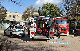 Appiccano un incendio nella scuola, intossicati uno studente e due docenti