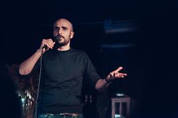 La stand-up comedy vibra a Torino: "Crossover" con Daniele Tinti, due sere da record!"