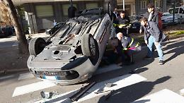 Rocambolesco scontro all’incrocio: auto si ribalta, un uomo all'ospedale
