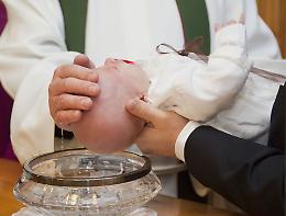 Il Vaticano approva il battesimo per i trans e accetta padrini Gay