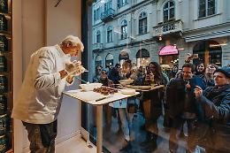 Lunghe code per le "torte in vetrina": Torino diventa una pasticceria diffusa (LE FOTO)