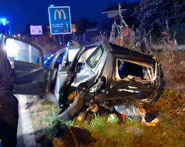 Provoca un incidente e scappa ma lascia sul posto la sua auto con a bordo moglie e figlio 