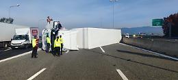 Tir si ribalta a Moncalieri: chiuso l'imbocco della Torino-Savona