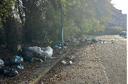 Scarico abusivo di rifiuti e macerie: «Ora chiudiamo quella strada»