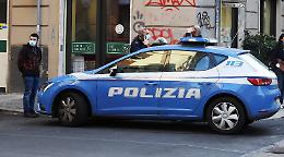 Rapina un negozio con un coltello ma la commessa la caccia a calci