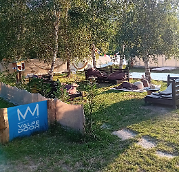 Reception in paese, camera in alpeggio