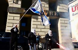 Nel cuore di Torino bruciata la bandiera di Israele 