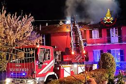 Fiamme nella notte, incendio distrugge il tetto di un edificio