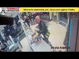 Distrae la commessa, poi… Ecco come agisce il ladro - IL VIDEO