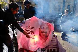 Gli studenti in corteo bruciano i manifesti dell'assessore