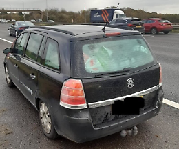Fermano la macchina in autostrada, dentro ci sono 15 persone...