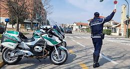 Si schianta con l'auto contro le macchine parcheggiate e poi fugge