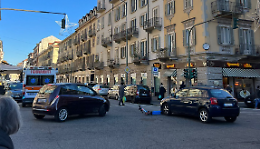 Scontro all'incrocio tra  un'auto e  un monopattino, ferito un giovane