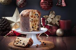 Nel laboratorio della storica Pasticceria Zichella a San Salvario, in via Saluzzo 71, alla scoperta dell’alchimia del panettone che prende forma