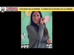 I bimbi e i docenti dell'elementare contro la violenza sulle donne