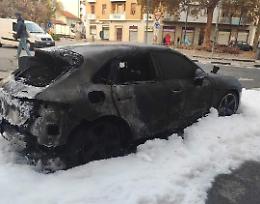Paura nella notte,  va a fuoco un Porsche Cayenne