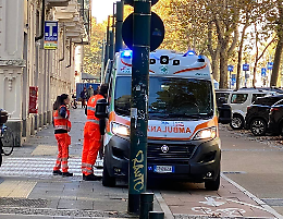 Tocca il cordolo rialzato e precipita al suolo, un'altra ciclista al pronto soccorso