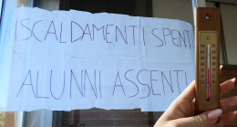 Studenti in sciopero a Torino: «La scuola cade a pezzi e noi congeliamo»