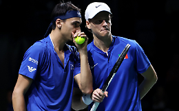Agli Australian Open Jannik Sinner più forte dei problemi fisici, nei quarti, per la prima volta, anche Lorenzo Sonego
