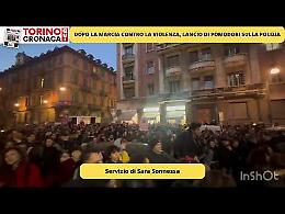 Fumogeni sotto la Rai, pomodori sui poliziotti e il "falò": «Bruciamo tutto per Giulia e le altre»