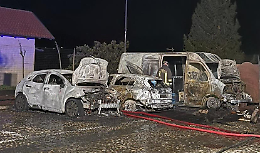 Un incendio nel centro storico di Avigliana distrugge automobili e un'isola ecologica