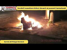 Vandali incendiano i bidoni dei rifiuti davanti ai passanti terrorizzati - IL VIDEO