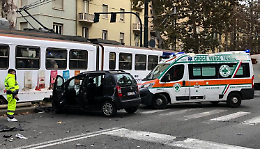 Schianto all'incrocio: tre persone finiscono in ospedale