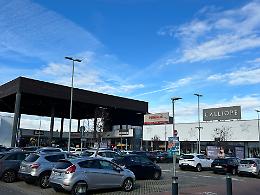 Ruba all’outlet e poi scappa a piedi in tangenziale

