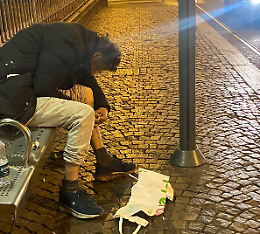 Si buca alla fermata del bus davanti ai passanti: «Siamo a due passi dal centro, è una vergogna»