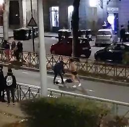 Rissa tra ubriachi in strada, poi scatta lo spogliarello sotto il gelo  - IL VIDEO