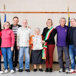 Nozze d’oro per 160 coppie: «Bello festeggiare 50 anni insieme»