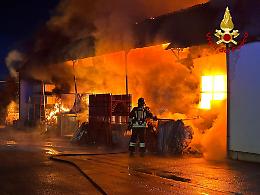 Incendio in un'azienda tessile, allarme all'alba - GUARDA LE FOTO