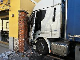 Tir esce di strada e finisce contro il muro di un bar
