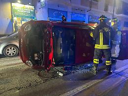 Si ribalta con la 500 a noleggio, una ragazza in ospedale e traffico in tilt