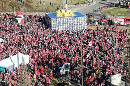 La carica dei Babbo Natale per i bimbi del Regina Margherita: "Siamo 50mila!"