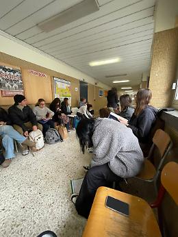 In classe fa freddo e gli studenti fanno lezione in corridoio