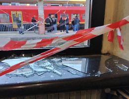 Ancora vandali in stazione, spaccati i vetri delle finestre