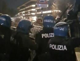 Scontri fra polizia e studenti davanti al campus Einaudi - IL VIDEO