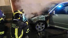 Dopo le baracche bruciano le auto: allarme piromani a Mirafiori 