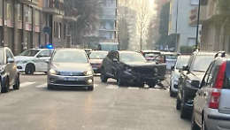 Scontro tra due auto all'incrocio, feriti i conducenti