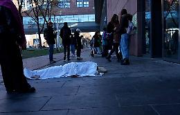 Macerie e lenzuola al Politecnico: l'azione di Extinction Rebellion