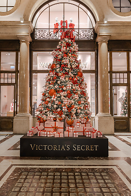 Ecco l'albero di Natale di Victoria's Secret in Galleria San Federico
